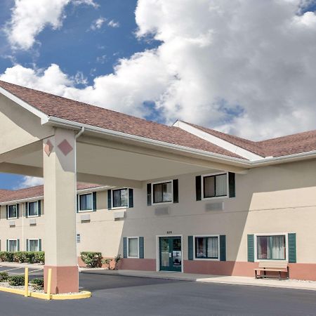Super 8 By Wyndham Three Rivers Exterior photo