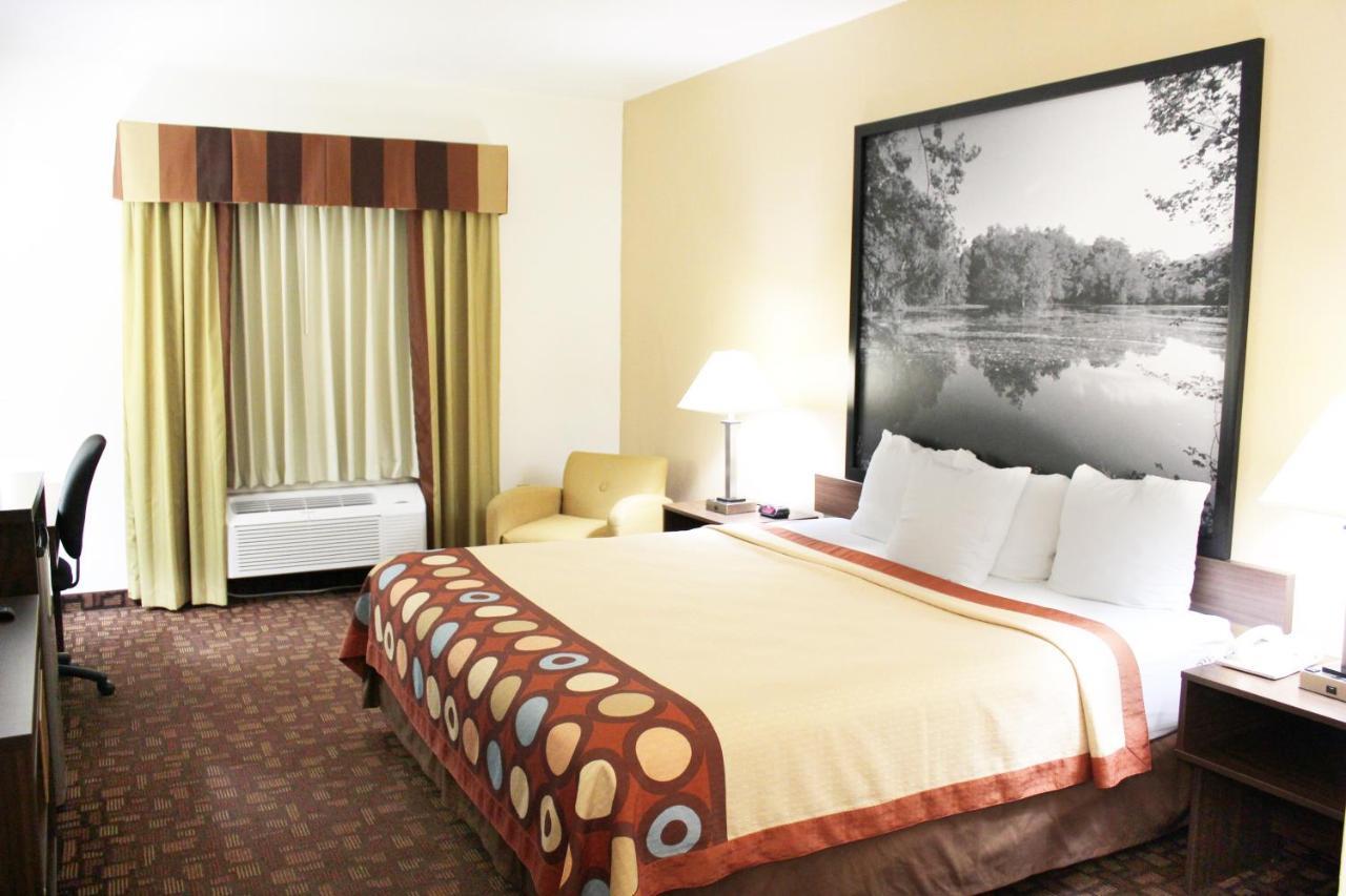 Super 8 By Wyndham Three Rivers Exterior photo