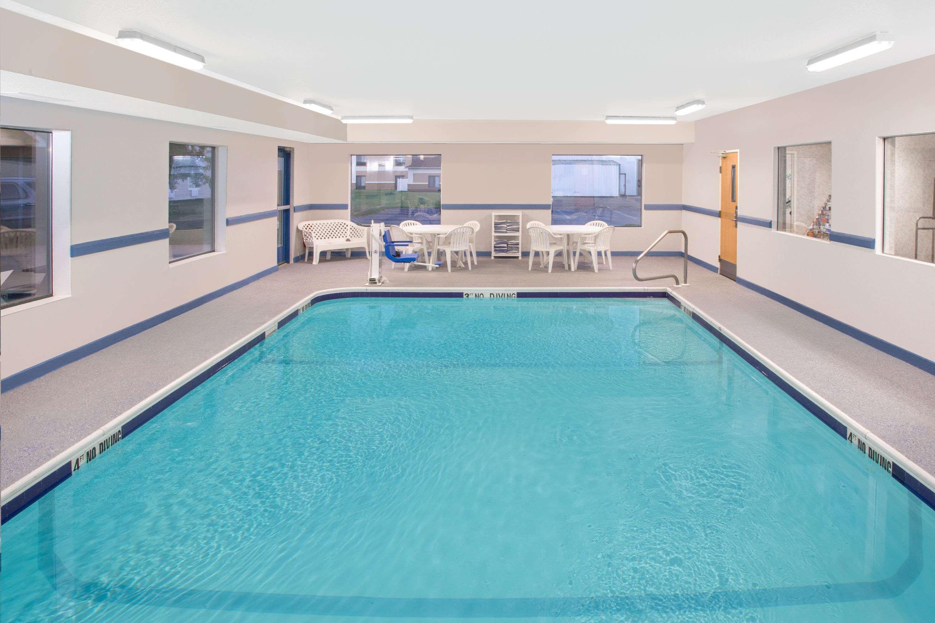 Super 8 By Wyndham Three Rivers Exterior photo