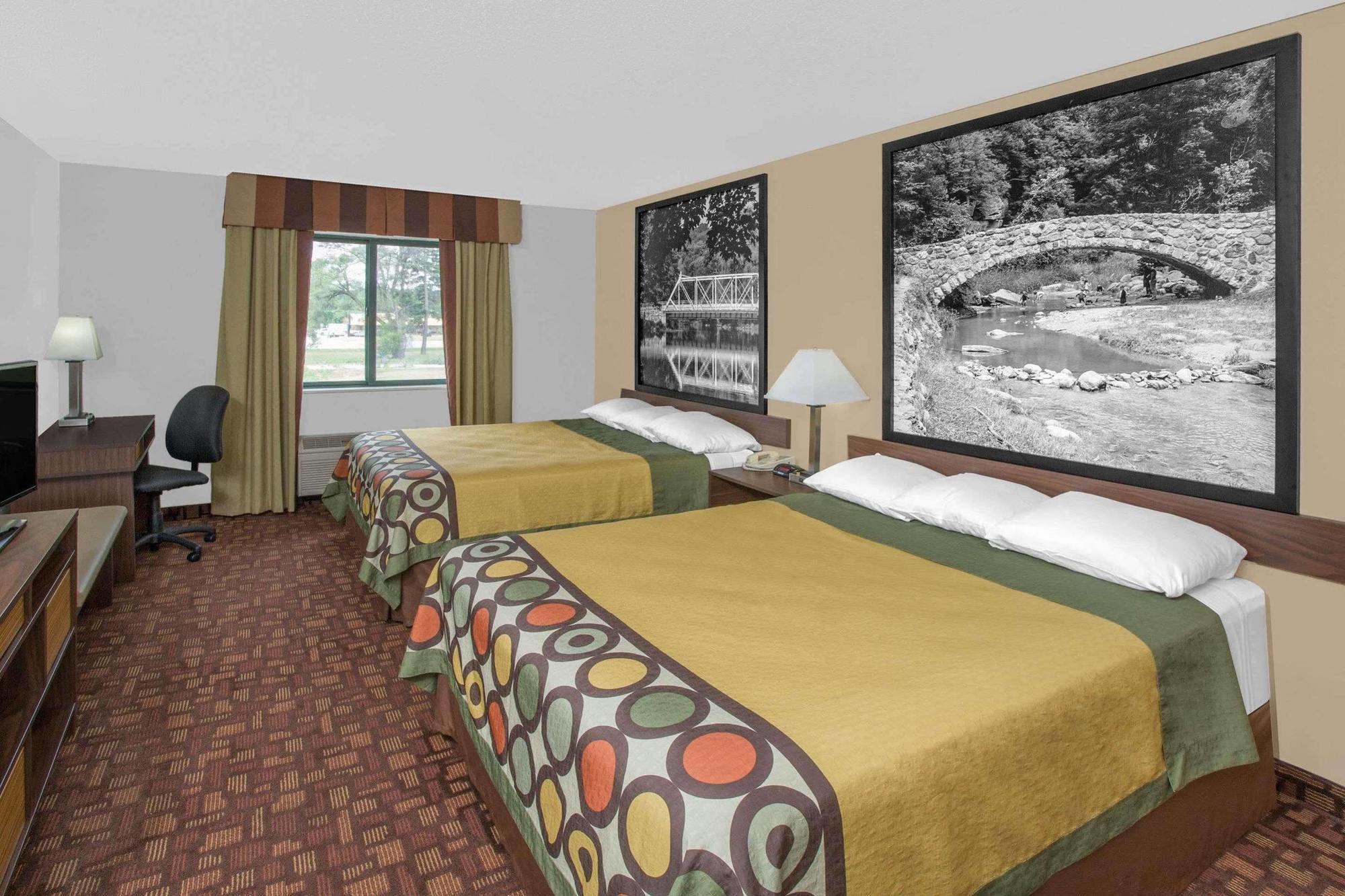 Super 8 By Wyndham Three Rivers Exterior photo